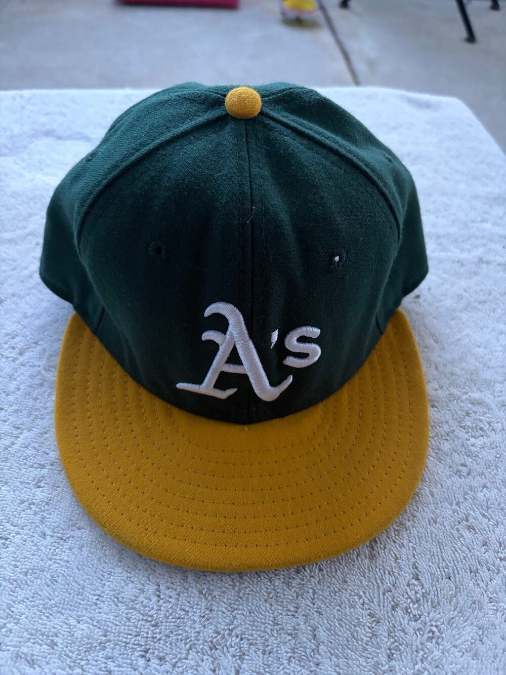 Oakland A s fitted hat- size 7 1/4- polyester- Preowned-New Era